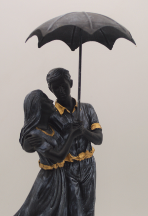 Out in the rain - Couple Showpiece - The ShopCircuit